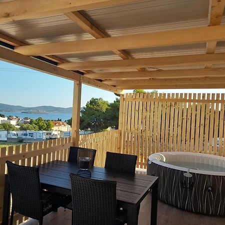 Apartamento Tiny House Lily With Jacuzzi Sveti Filip i Jakov Exterior foto