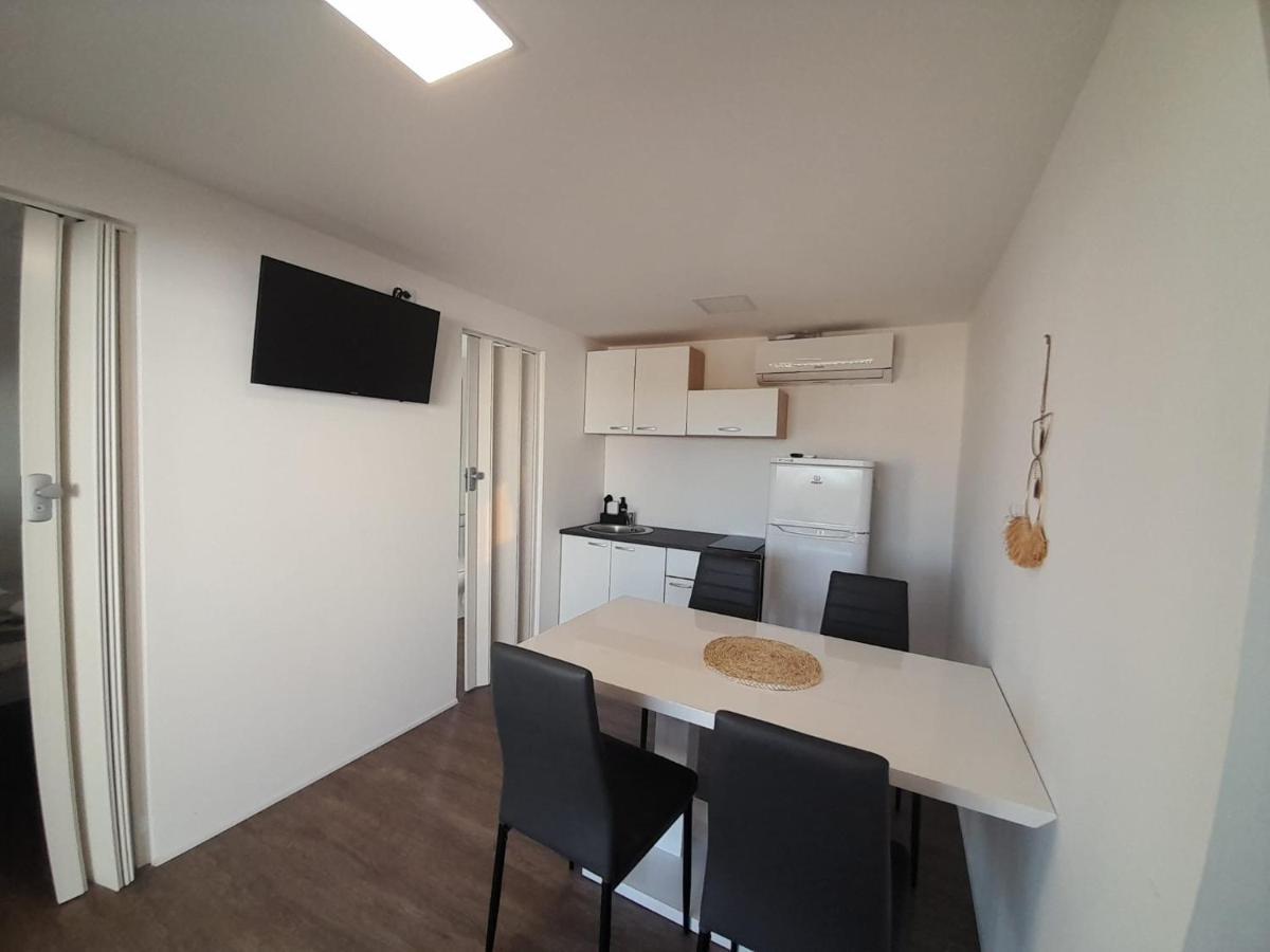 Apartamento Tiny House Lily With Jacuzzi Sveti Filip i Jakov Exterior foto