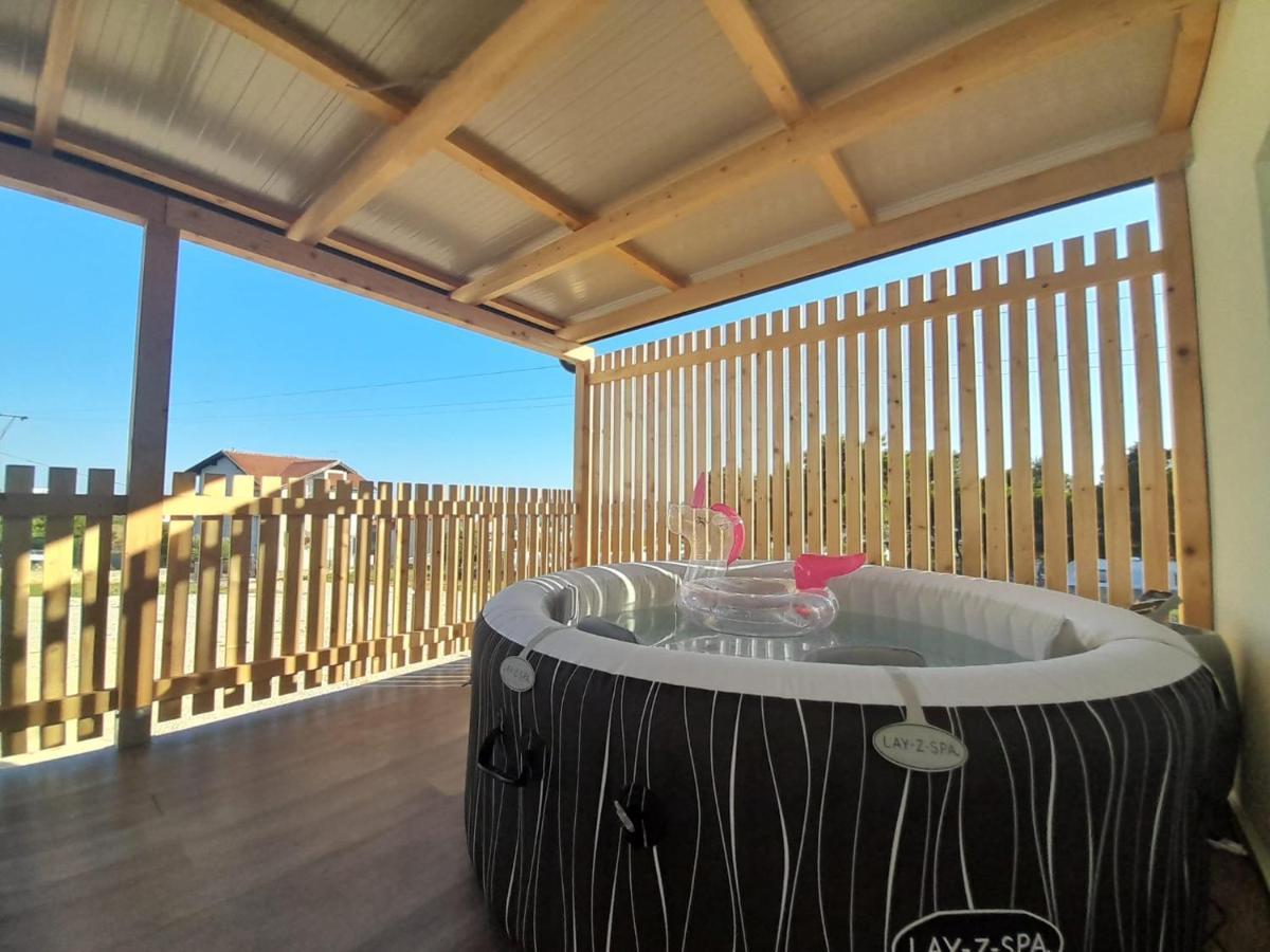 Apartamento Tiny House Lily With Jacuzzi Sveti Filip i Jakov Exterior foto