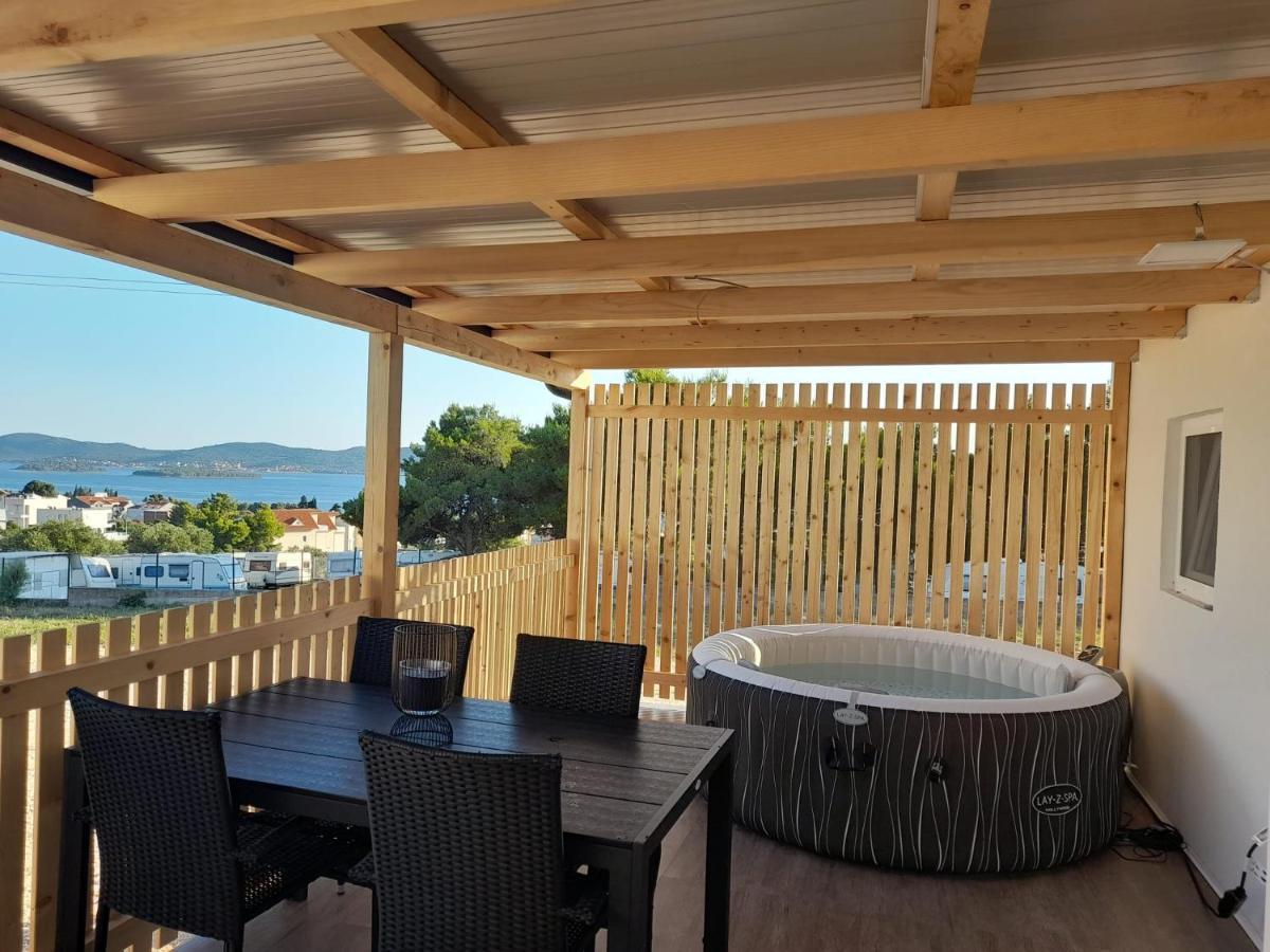 Apartamento Tiny House Lily With Jacuzzi Sveti Filip i Jakov Exterior foto