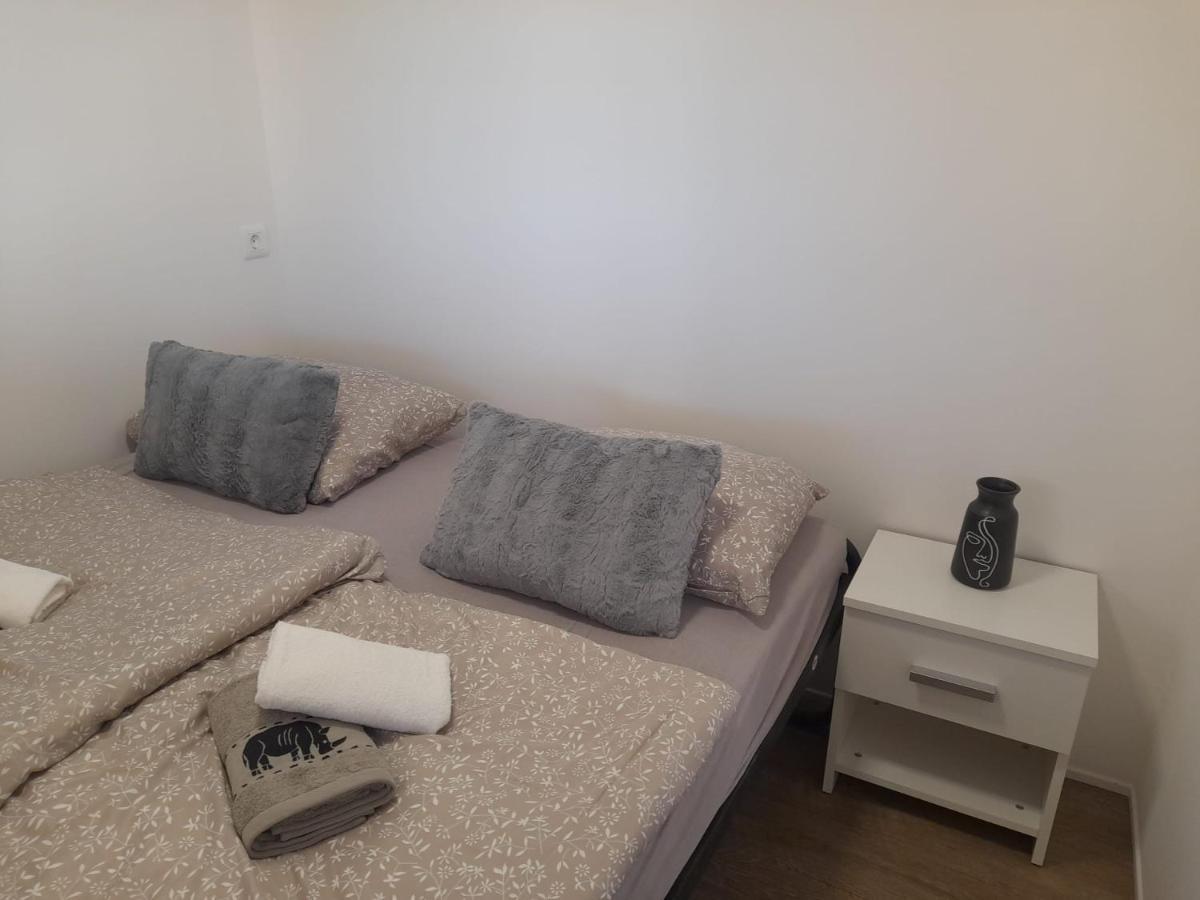 Apartamento Tiny House Lily With Jacuzzi Sveti Filip i Jakov Exterior foto