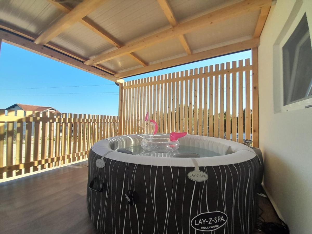 Apartamento Tiny House Lily With Jacuzzi Sveti Filip i Jakov Exterior foto