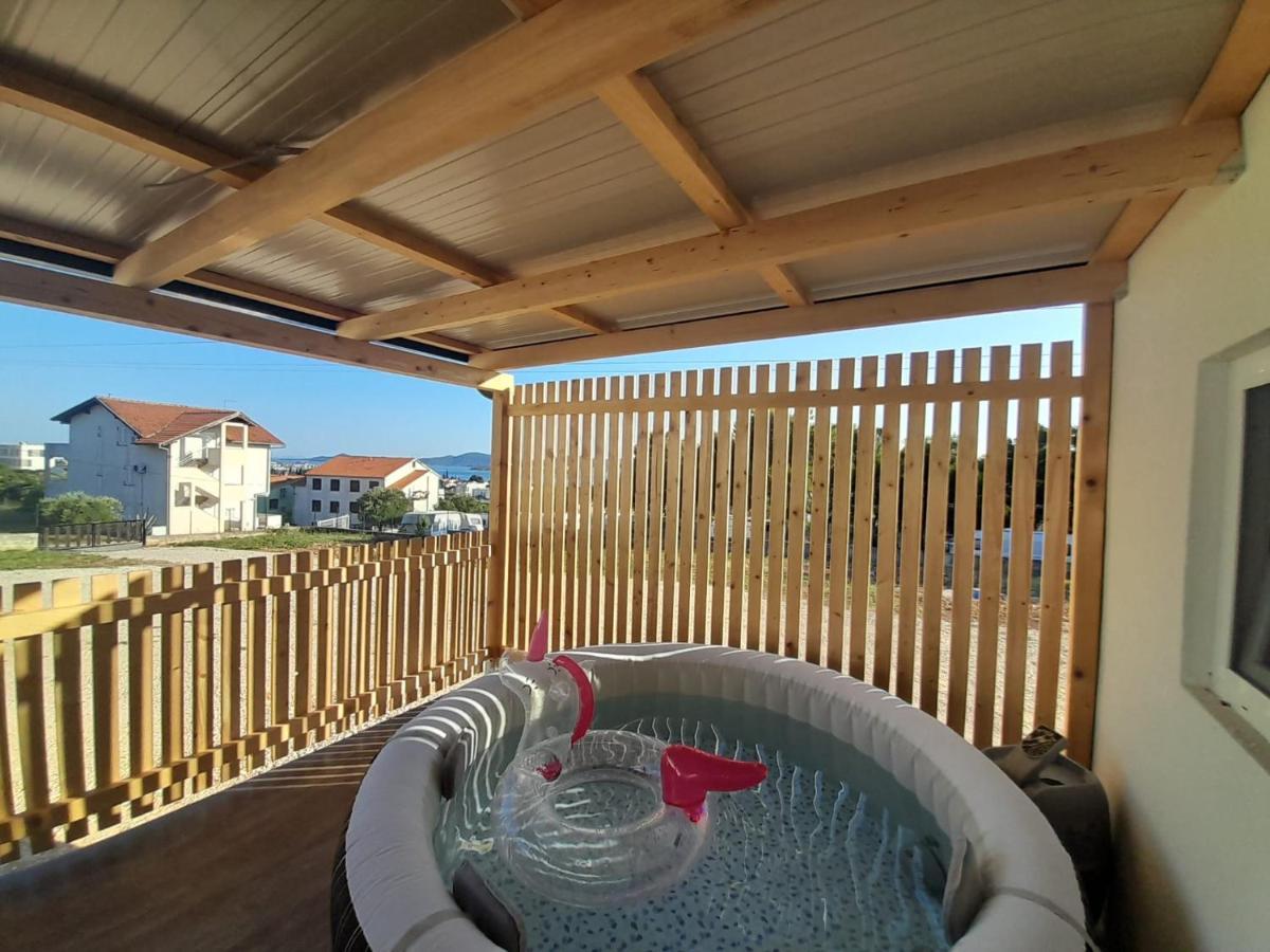 Apartamento Tiny House Lily With Jacuzzi Sveti Filip i Jakov Exterior foto