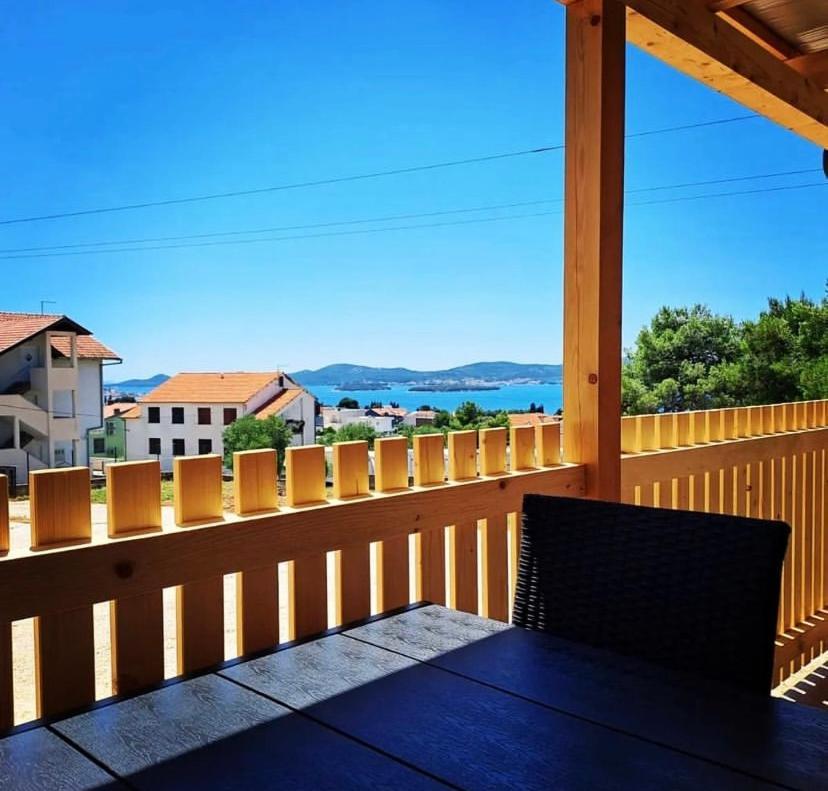 Apartamento Tiny House Lily With Jacuzzi Sveti Filip i Jakov Exterior foto