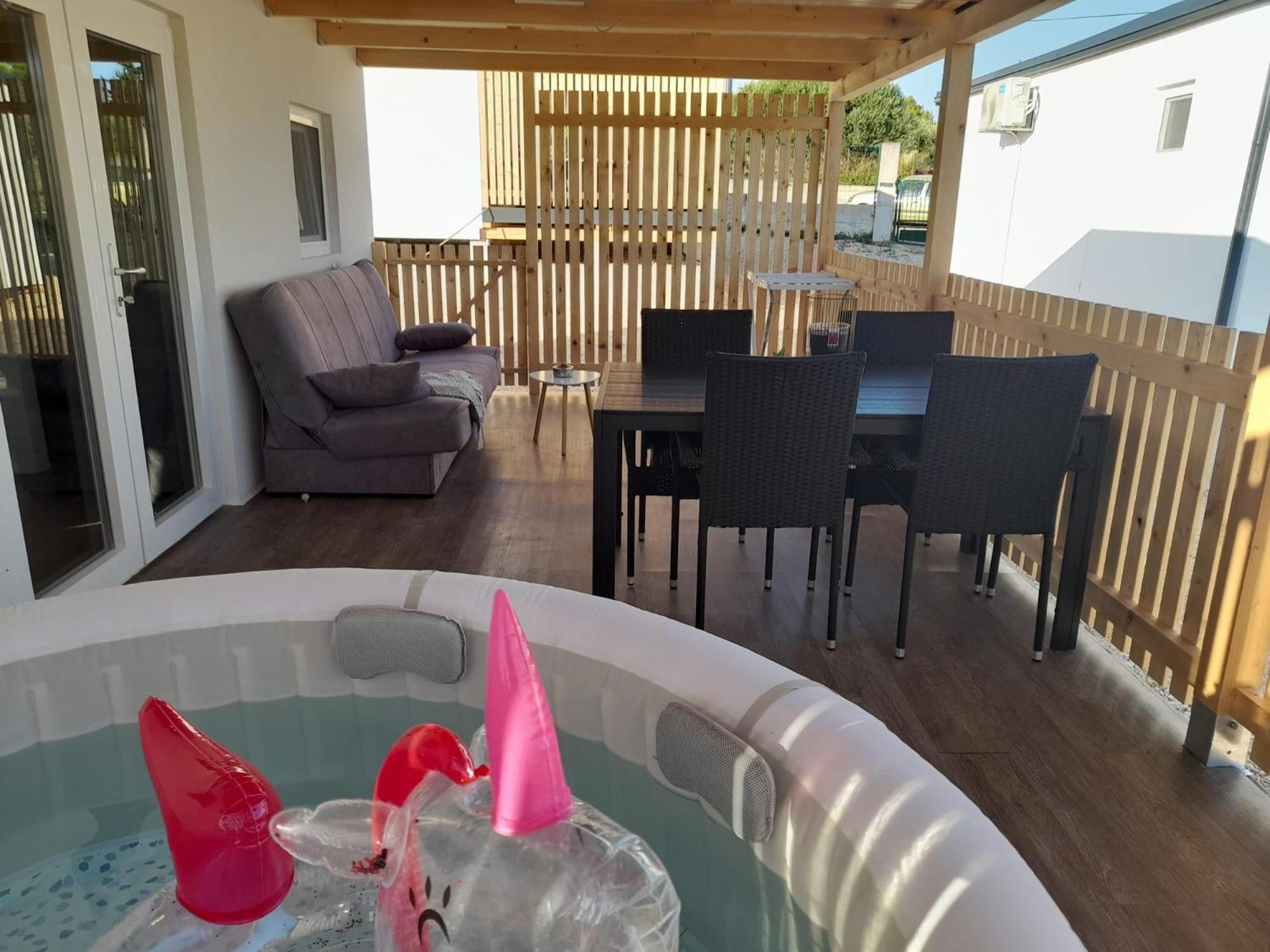 Apartamento Tiny House Lily With Jacuzzi Sveti Filip i Jakov Exterior foto