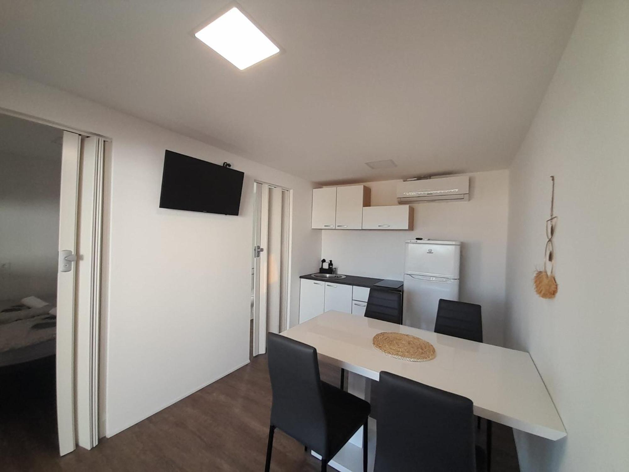 Apartamento Tiny House Lily With Jacuzzi Sveti Filip i Jakov Exterior foto