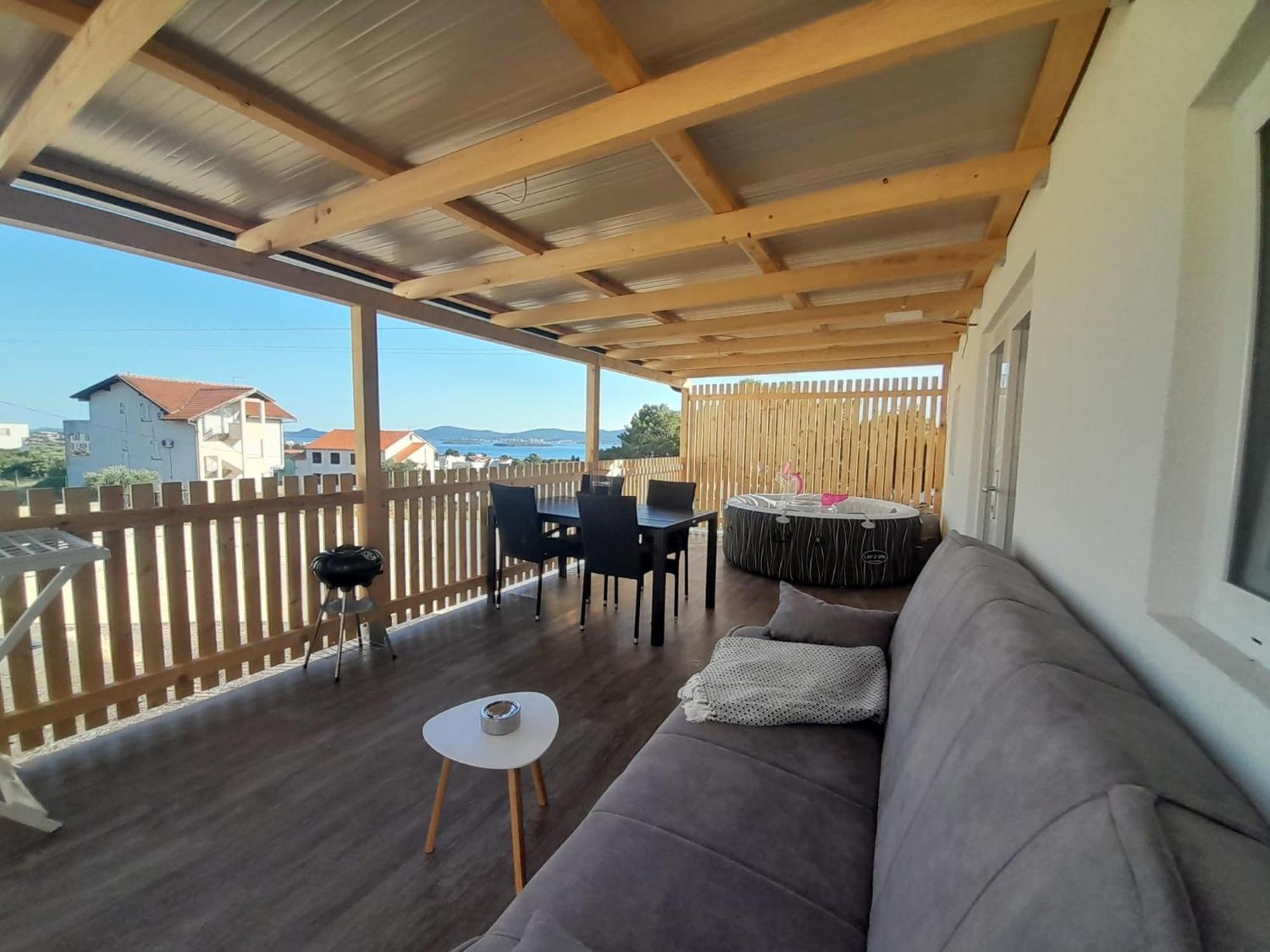 Apartamento Tiny House Lily With Jacuzzi Sveti Filip i Jakov Exterior foto
