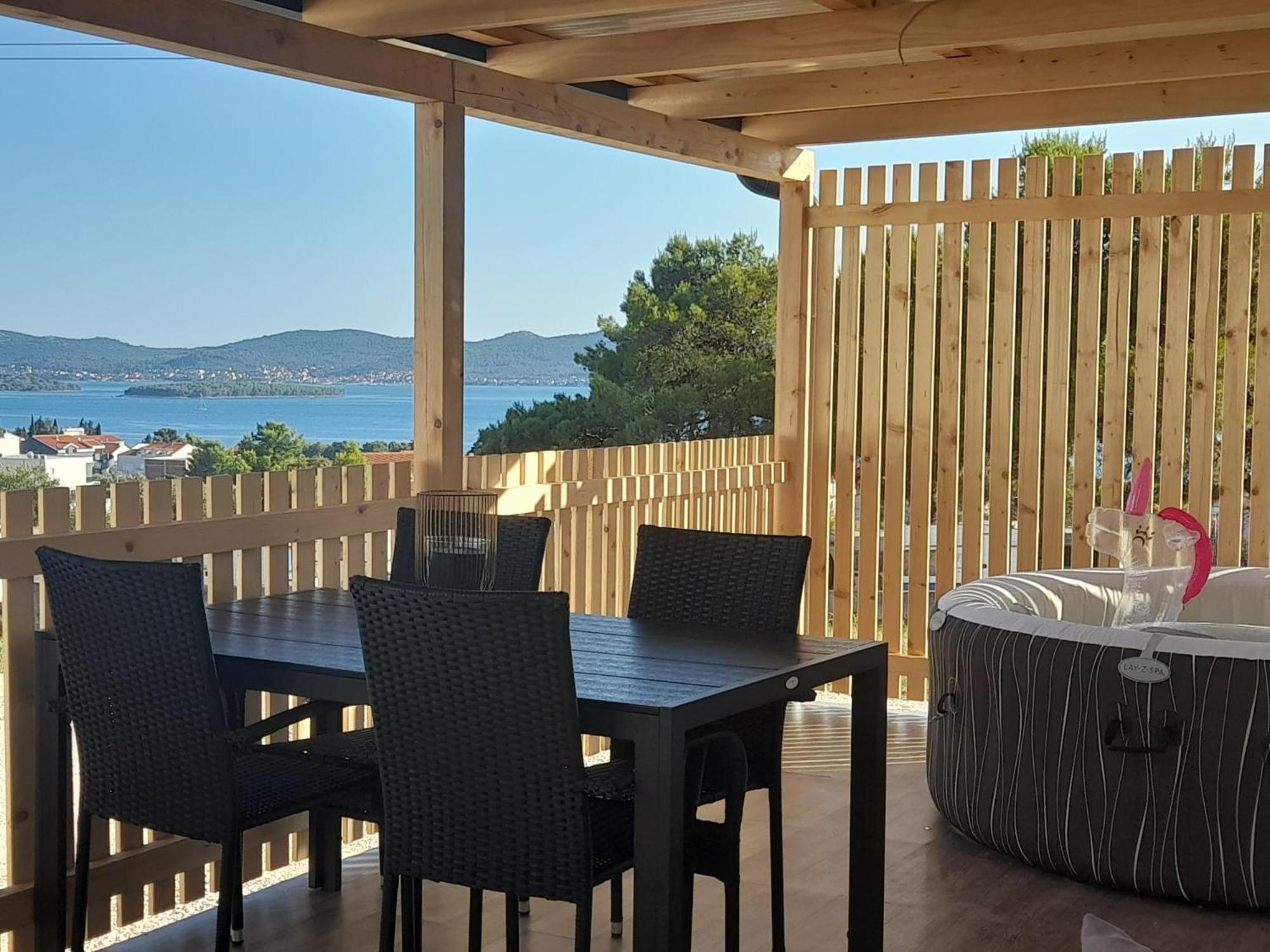 Apartamento Tiny House Lily With Jacuzzi Sveti Filip i Jakov Exterior foto