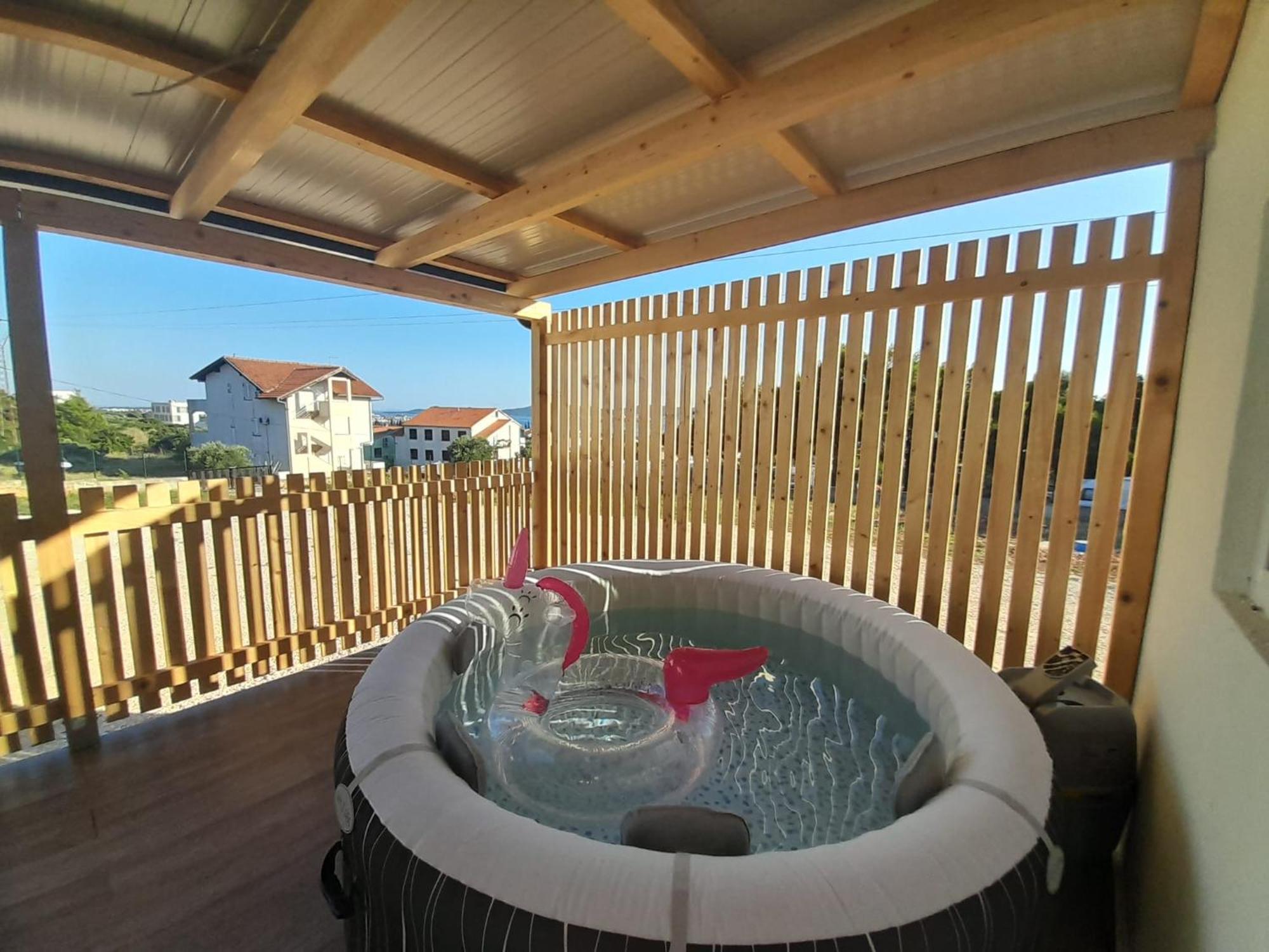 Apartamento Tiny House Lily With Jacuzzi Sveti Filip i Jakov Exterior foto