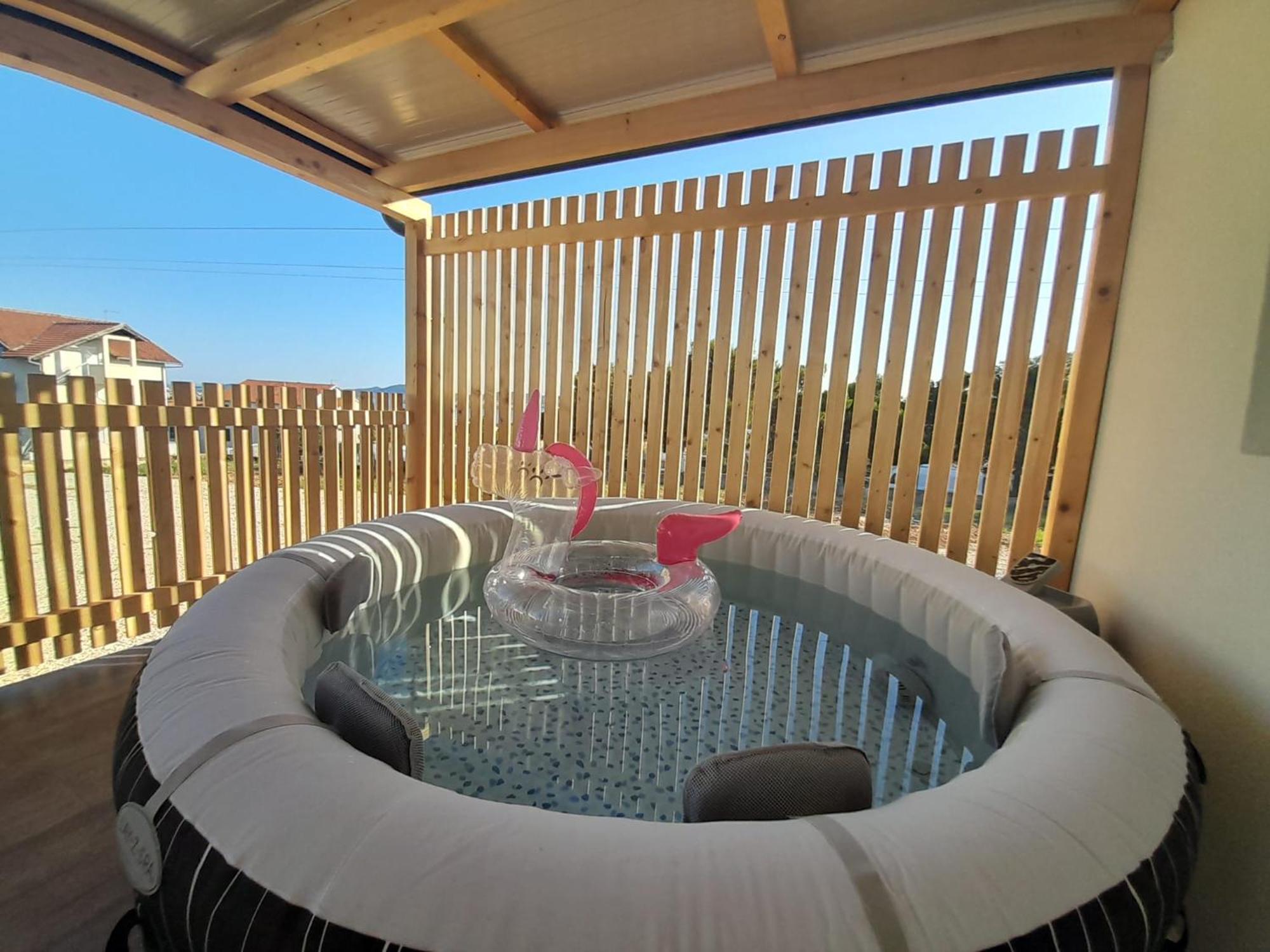 Apartamento Tiny House Lily With Jacuzzi Sveti Filip i Jakov Exterior foto